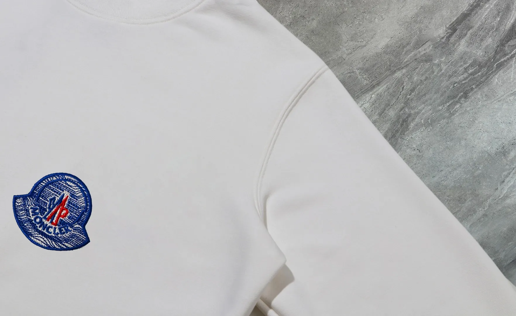 【 In Stock】 〖 𝐌𝐎𝐍𝐂𝐋𝐄𝐑~ 〗 440g ， 😎 ， ， Factory 2025 T ， ， Premium LOGO， Same Style ：Black White Size：S M L XL 2XL